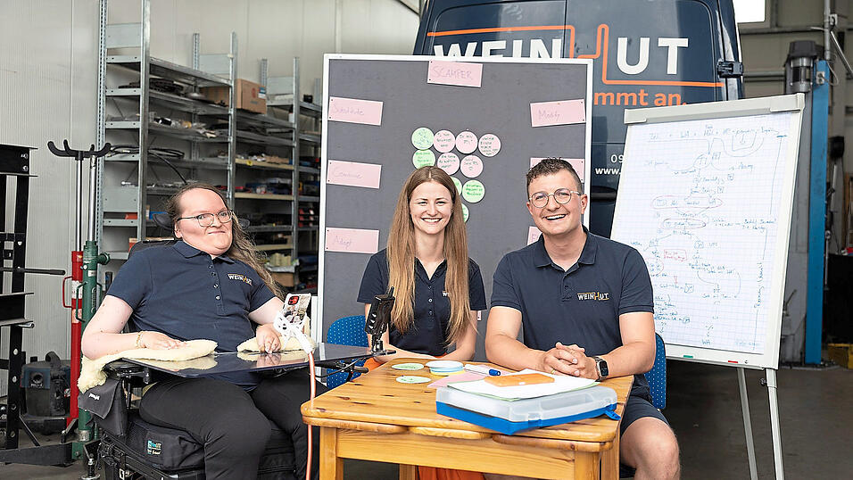 Treffen sich einmal im Montag zur Besprechung in der Werkstatt: Patricia Lorenz (von links), Julia Möslein und Firmeninhaber Andreas Weinhut. Treffen sich einmal im Montag zur Besprechung in der Werkstatt: Patricia Lorenz (von links), Julia Möslein und Firmeninhaber Andreas Weinhut.