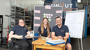 Treffen sich einmal im Montag zur Besprechung in der Werkstatt: Patricia Lorenz (von links), Julia Möslein und Firmeninhaber Andreas Weinhut.