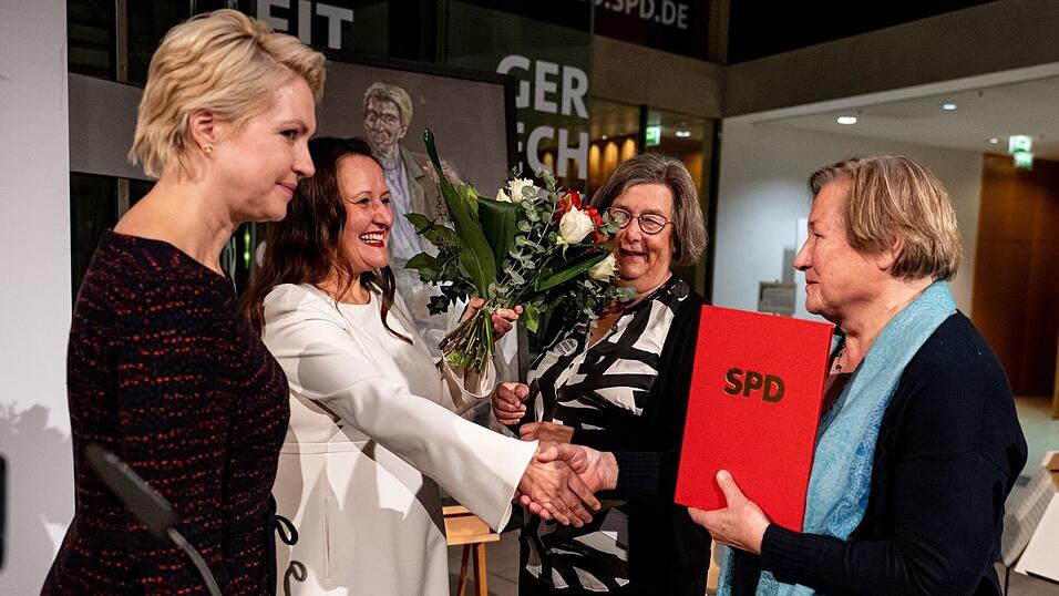 Die SPD hat den Regine-Hildebrandt-Preis verliehen - unter anderem an die Omas gegen Rechts aus Potsdam. Die SPD hat den Regine-Hildebrandt-Preis verliehen - unter anderem an die Omas gegen Rechts aus Potsdam.