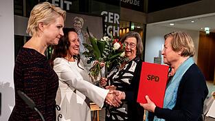 Die SPD hat den Regine-Hildebrandt-Preis verliehen - unter anderem an die Omas gegen Rechts aus Potsdam.