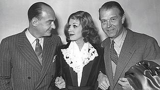 Regisseur Willy Forst (links) und die Hauptdarsteller Hildegard Knef und Gustav Fröhlich am 18. Januar 1951 im Hotel Esplande in Hamburg bei der Erstaufführung des Films „Die Sünderin“. Im Mai des gleichen Jahres lief der Film im gerade eröffneten Mainburger Kino. Regisseur Willy Forst (links) und die Hauptdarsteller Hildegard Knef und Gustav Fröhlich am 18. Januar 1951 im Hotel Esplande in Hamburg bei der Erstaufführung des Films „Die Sünderin“. Im Mai des gleichen Jahres lief der Film im gerade eröffneten Mainburger Kino.