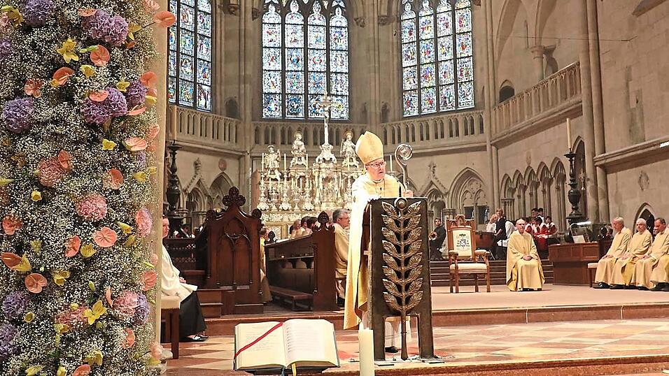 In der üppig geschmücken Kathedrale zelebrierte Bischof Rudolf Voderholter das Pontifikalamt. In der üppig geschmücken Kathedrale zelebrierte Bischof Rudolf Voderholter das Pontifikalamt.