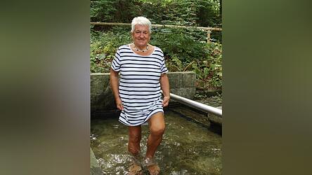Barbara Gassenhuber kneippt seit zehn Jahren regelm&auml;&szlig;ig im Stadtpark.