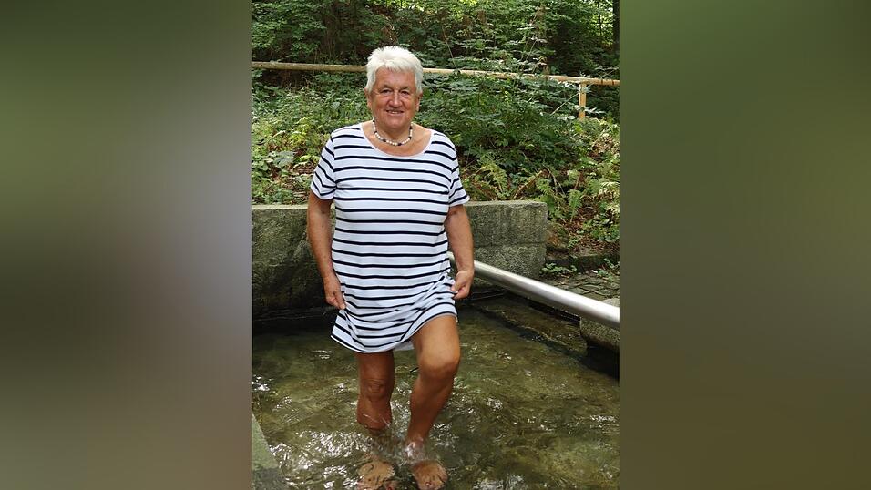 Barbara Gassenhuber kneippt seit zehn Jahren regelmäßig im Stadtpark. Barbara Gassenhuber kneippt seit zehn Jahren regelmäßig im Stadtpark.