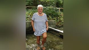 Barbara Gassenhuber kneippt seit zehn Jahren regelm&auml;&szlig;ig im Stadtpark.