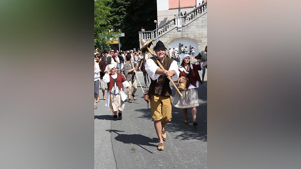 Die schönsten Augenblicke des historischen Drachenstich-Festzuges 2016. Die schönsten Augenblicke des historischen Drachenstich-Festzuges 2016.