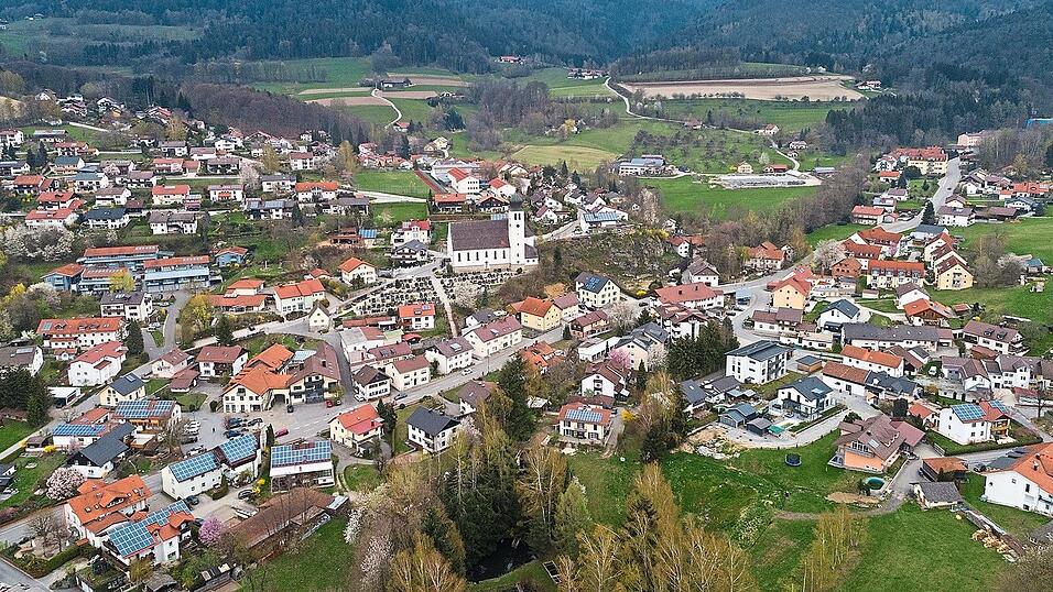 Nachhaltige Verbesserungen sollen durch die Dorferneuerung im Deggendorfer Stadtteil Mietraching realisiert werden. Nachhaltige Verbesserungen sollen durch die Dorferneuerung im Deggendorfer Stadtteil Mietraching realisiert werden.