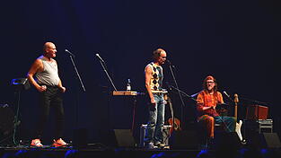 Herr Stephan (links), Olaf Schubert (Mitte) und Jochen Barkas bei einem der musikalischen Beiträge in der Sparkassen-Arena