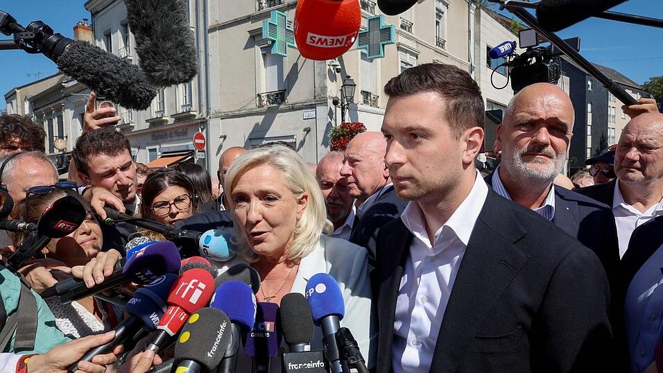 Jordan Bardella bekräftigte, er arbeite «Hand in Hand» mit Marine Le Pen. Jordan Bardella bekräftigte, er arbeite «Hand in Hand» mit Marine Le Pen.