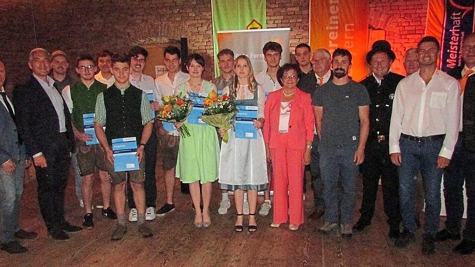 Die Schreiner: Stellv. Schulleiter Markus Wallner, Landrat Ronny Raith, die Junggesellinnen und Junggesellen mit den Ausbildungsbetrieben, Agnes Birnböck, Obermeister Karl-Heinz Pledl, Bürgermeister Andreas Eckl, hinten: Vizepräsident Hans Kastl, stellv. Obermeister Rolf Jungmann.