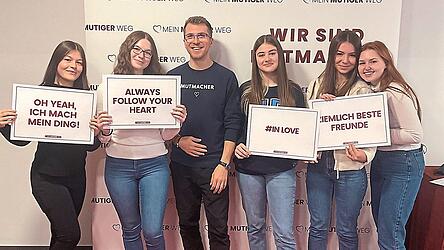 Schülerinnen der LLR zusammen mit ihrem Motivationstrainer. Die jungen Realschülerinnen sind jetzt auch 'Mutmacher'.