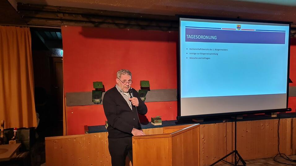 Bürgermeister Martin Betzinger am Donnerstagabend bei seinem Rechenschaftsbericht. Bürgermeister Martin Betzinger am Donnerstagabend bei seinem Rechenschaftsbericht.