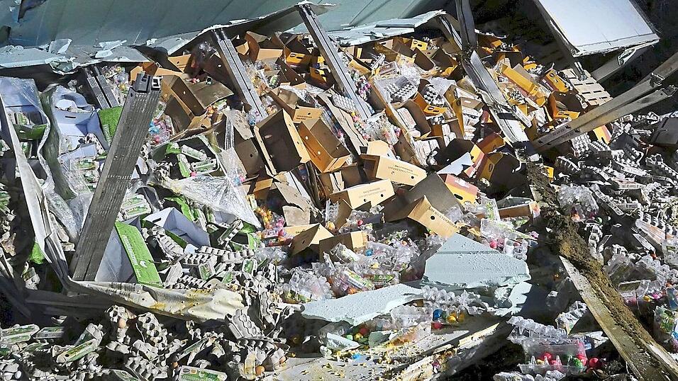 Fast nur noch Matsch: Bereits zu Beginn des Jahres ereignet sich ein schwerer Lkw-Unfall auf der A 93. Die Ladung: 15 Tonnen Eier.