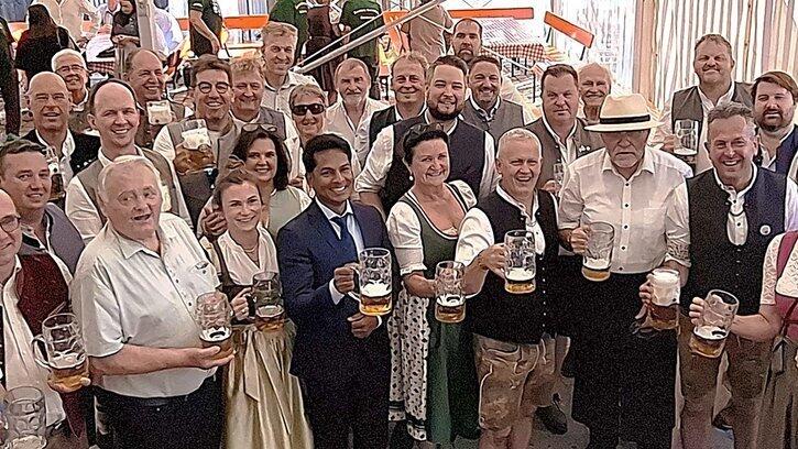 Die Ehrengäste freuen sich auf schöne Festtage in Reisbach. Die Ehrengäste freuen sich auf schöne Festtage in Reisbach.