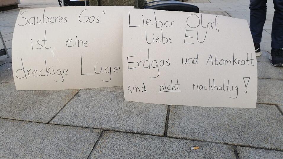 In einem Infostand am Passauer Ludwigsplatz haben Fridays-For-Future-Aktivisten am Freitag zum Thema Klimaschutz informiert. In einem Infostand am Passauer Ludwigsplatz haben Fridays-For-Future-Aktivisten am Freitag zum Thema Klimaschutz informiert.