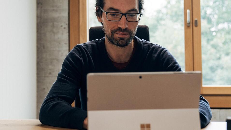 Prof. Dr. Nicolas Plumeré in seinem Büro im neuen Gebäude 'Nachhaltige Chemie' an der Uferstraße.