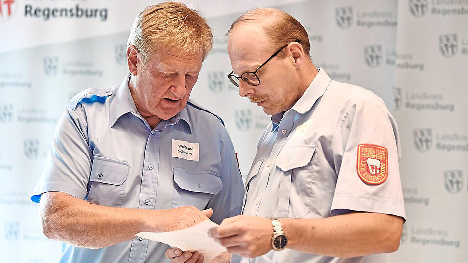 Hans Bornschlegl aus W&ouml;rth (rechts) soll der Nachfolger von Kreisbrandrat Wolfgang Scheuerer (links) werden.