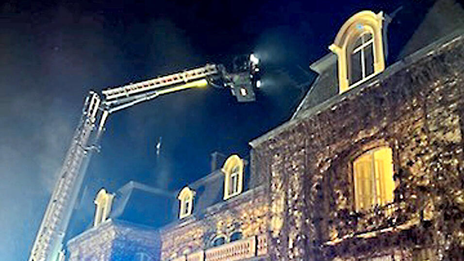 Zu einem Zimmerbrand ist es am Montag in den frühen Abendstunden auf Schloss Puchhof gekommen. Die Feuerwehren hatten den Brand schnell unter Kontrolle. Zu einem Zimmerbrand ist es am Montag in den frühen Abendstunden auf Schloss Puchhof gekommen. Die Feuerwehren hatten den Brand schnell unter Kontrolle.