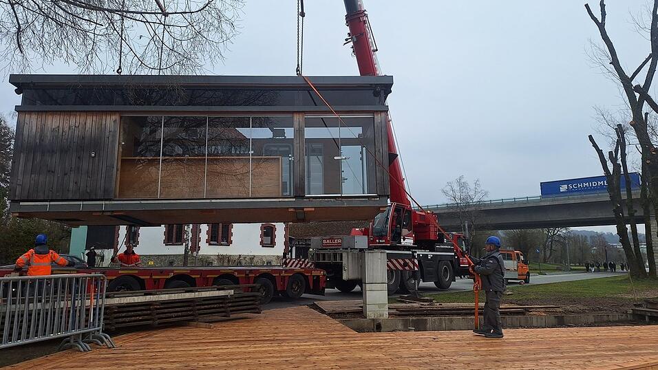 Zentimeter um Zentimeter wird die Bar an ihren Platz gehoben. Zentimeter um Zentimeter wird die Bar an ihren Platz gehoben.