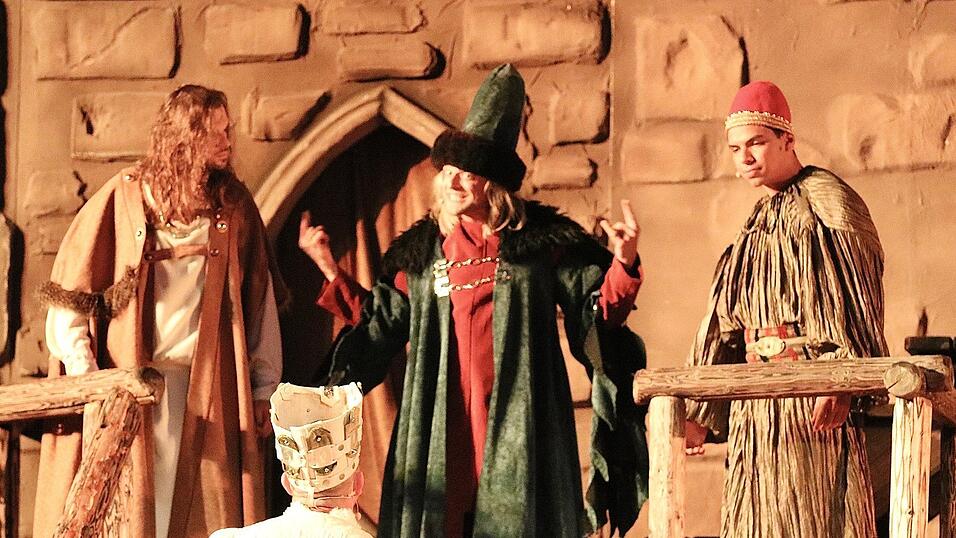 Eindr&uuml;cke von der Gruppe 'blau', die am Freitagabend die Drachenstich-Premiere gespielt hat.