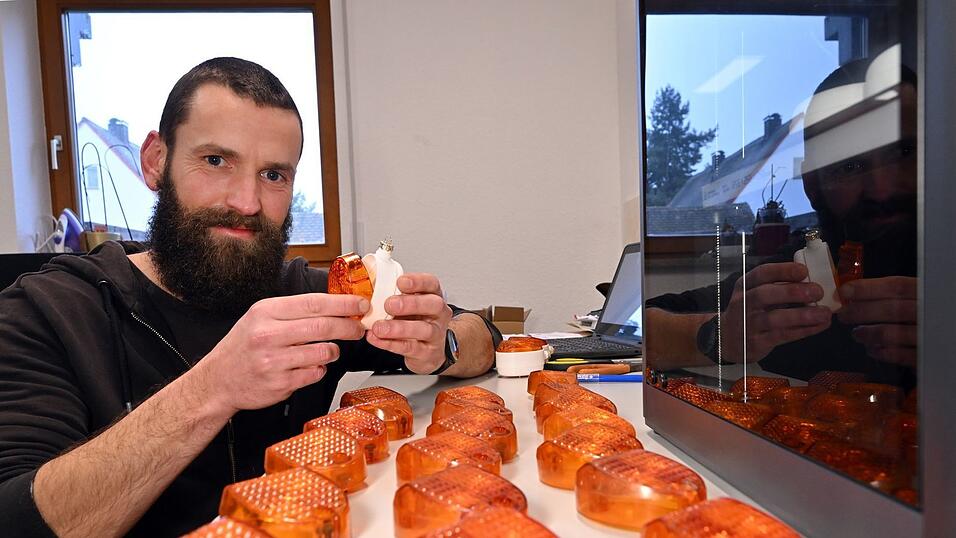 Jan Hofmann montiert Weihnachtsbaumkugeln aus Simson-Blinkern.