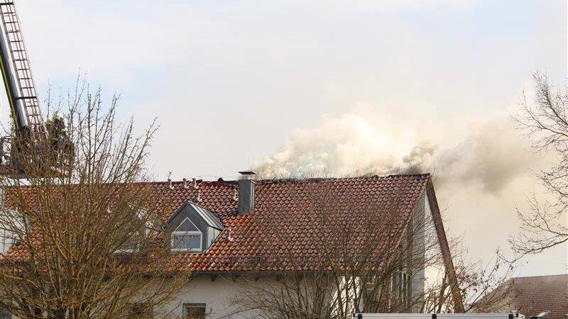 Ausgebrochen ist das Feuer im Dachstuhl.