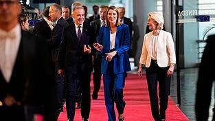 Will die Idee eines Europäischen Sicherheitsrates verwirklichen: EU-Kommissionspräsidentin Ursula von der Leyen (r), hier mit Parlamentspräsidentin Roberta Metsola und Kanadas Premierminister Mark Carney. Will die Idee eines Europäischen Sicherheitsrates verwirklichen: EU-Kommissionspräsidentin Ursula von der Leyen (r), hier mit Parlamentspräsidentin Roberta Metsola und Kanadas Premierminister Mark Carney.