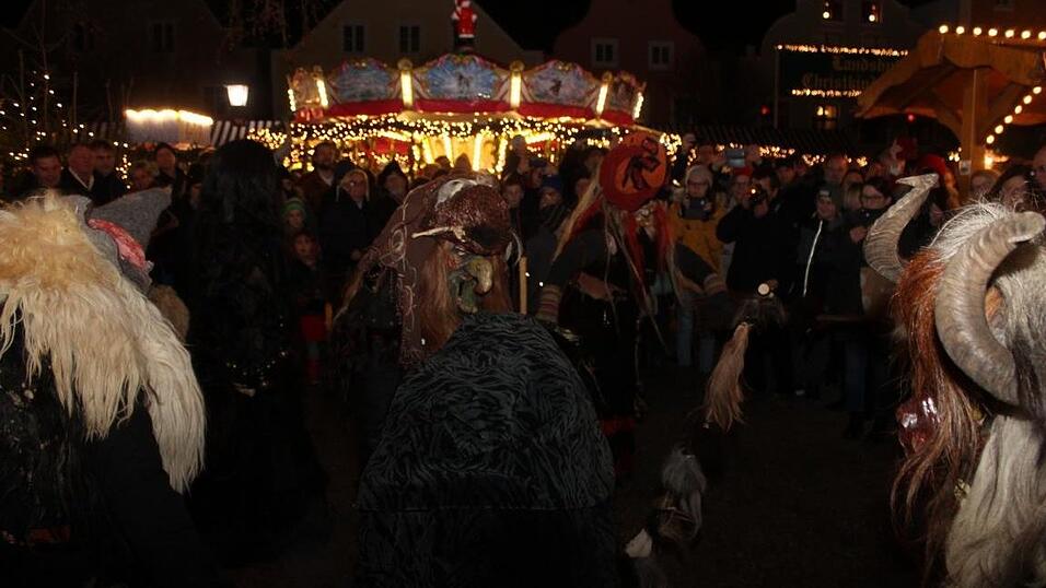 Die Perchtengruppe 'Frisinger Fratz'n' trat am Mittwochabend auf dem Landshuter Christkindlmarkt auf. Die Perchtengruppe 'Frisinger Fratz'n' trat am Mittwochabend auf dem Landshuter Christkindlmarkt auf.