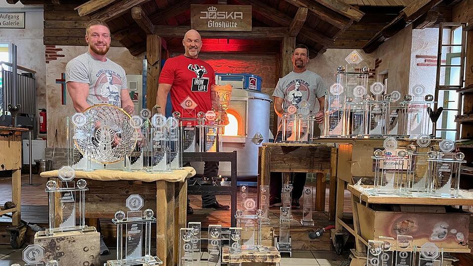 45 Pokale machen sich heute auf den Weg nach USA als Siegerpokale für das Arnold Sports Festival in Columbus in Ohio. Lennart Kagerbauer (v.li.), Josef Kagerbauer und Thomas Mühlbauer sind stolz auf die Trophäen. 45 Pokale machen sich heute auf den Weg nach USA als Siegerpokale für das Arnold Sports Festival in Columbus in Ohio. Lennart Kagerbauer (v.li.), Josef Kagerbauer und Thomas Mühlbauer sind stolz auf die Trophäen.