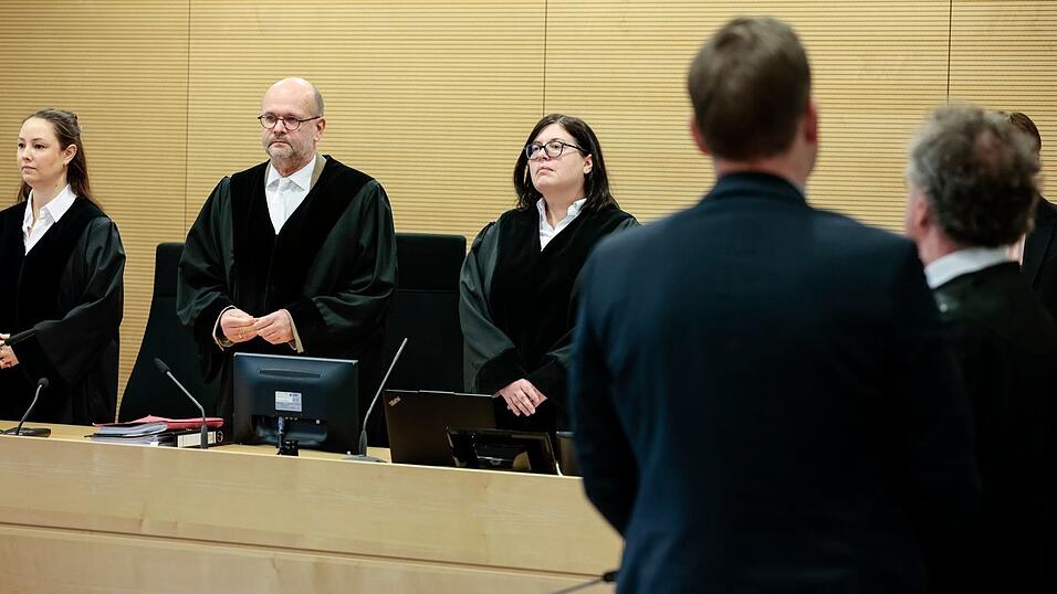 Ein Richter (vorn) trieb es vor allem w&auml;hrend seiner Arbeitszeit zu weit ‒ und wurde daf&uuml;r nun von einem Kollegen verurteilt.