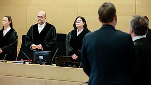 Ein Richter (vorn) trieb es vor allem w&auml;hrend seiner Arbeitszeit zu weit ‒ und wurde daf&uuml;r nun von einem Kollegen verurteilt.