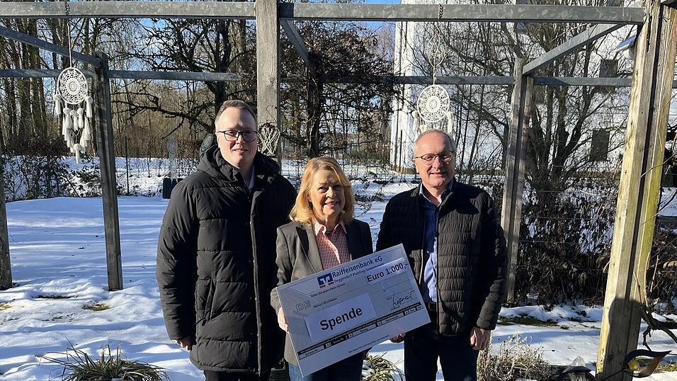 Konrad Kiermaier (r.) von der Raiffeisenbank Deggendorf/Plattling &uuml;berreicht Kornelia Klingbeil-Knodel und Leiter Andreas Mayer den Spendenscheck &uuml;ber 1.000 Euro.