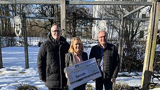 Konrad Kiermaier (r.) von der Raiffeisenbank Deggendorf/Plattling &uuml;berreicht Kornelia Klingbeil-Knodel und Leiter Andreas Mayer den Spendenscheck &uuml;ber 1.000 Euro.