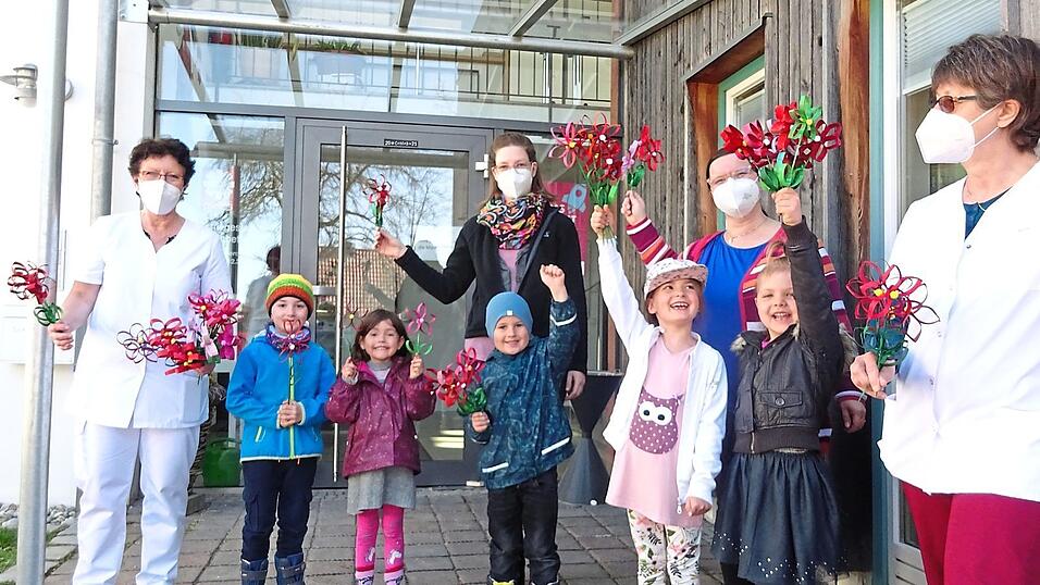 Mit selbst gebastelten Blumen haben die Kinder der 'Kinderburg' die Pflegedienstmitarbeiter &uuml;berrascht.