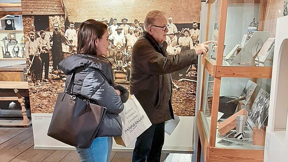 Heimatforscher Lambert Grasmann führte Gaia Papinutto durch die Ziegelpatscher-Ausstellung. - Der Leiter der Mittelschule, Werner Neumeier, tauschte sich mit der Besucherin aus Buja aus. Heimatforscher Lambert Grasmann führte Gaia Papinutto durch die Ziegelpatscher-Ausstellung. - Der Leiter der Mittelschule, Werner Neumeier, tauschte sich mit der Besucherin aus Buja aus.