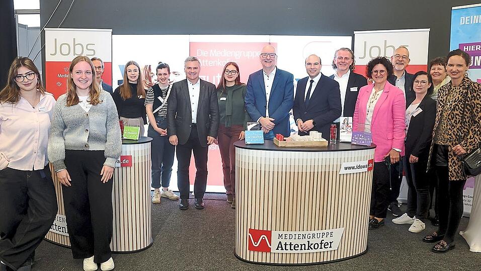 Die Schirmherren der Berufsinfomesse 2025, Landrat Peter Dreier (Sechster von links) und Oberbürgermeister Alexander Putz (Achter von rechts) mit 'Schulewirtschaft'-Vorstand Claus Sterl (Sechster von rechts) und Ehrengästen auf Besuch beim Messestand der Mediengruppe Attenkofer. Die Schirmherren der Berufsinfomesse 2025, Landrat Peter Dreier (Sechster von links) und Oberbürgermeister Alexander Putz (Achter von rechts) mit 'Schulewirtschaft'-Vorstand Claus Sterl (Sechster von rechts) und Ehrengästen auf Besuch beim Messestand der Mediengruppe Attenkofer.