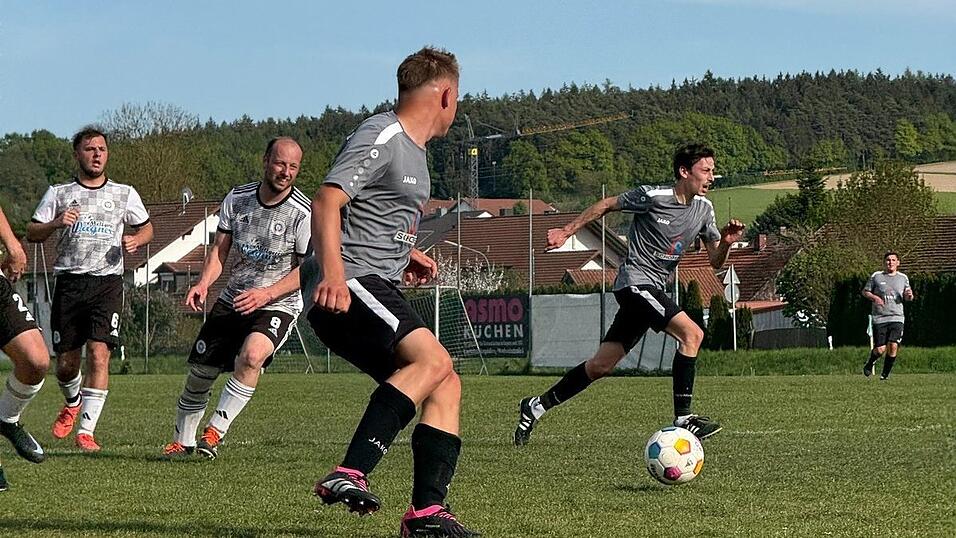 Mit Volldampf in die Zukunft: Benedikt Eibl (Mitte) und Michael Wagner (rechts) gehen mit ihrem DJK-SV Furth in der kommenden Spielzeit wieder in der A-Klasse auf Torjagd.