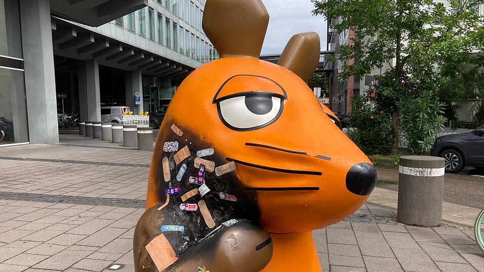 Nach dem Brandanschlag im Juli 2025 wurde die Maus von Fans mit Pflastern verarztet. (Archivbild) Nach dem Brandanschlag im Juli 2025 wurde die Maus von Fans mit Pflastern verarztet. (Archivbild)