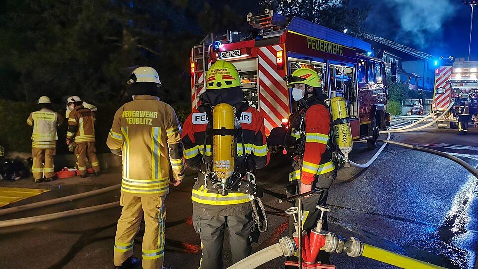 Feuerwehreinsatz in der Nacht von Donnerstag auf Freitag in Burglengenfeld. Dort stand der Dachstuhl eines Einfamilienhauses in Flammen.