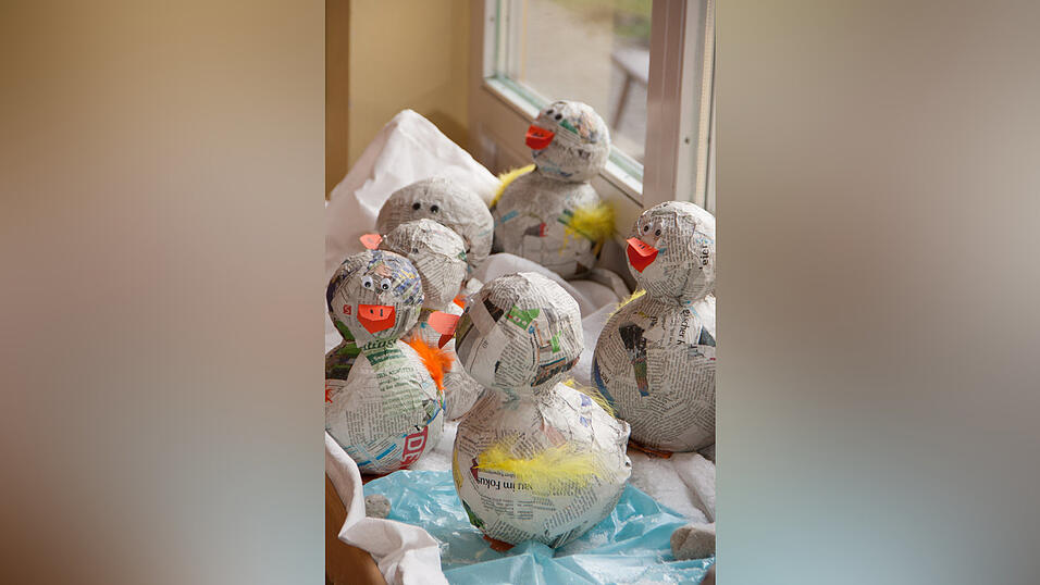 20 Kindergartenkinder des Städtischen Kindergartens in Sossau testen Anfang Januar für drei Wochen ein besonderes Projekt der Mediengruppe Straubinger Tagblatt//Landshuter Zeitung. Nach dem Zeitungsprojekt in Schulen starten die Redakteure der Jugend- und Schulredaktion das Pilotprojekt 'Zeitung im Kindergarten'. Besonderes Highlight: Zeitungsmaskottchen Paula Print. 20 Kindergartenkinder des Städtischen Kindergartens in Sossau testen Anfang Januar für drei Wochen ein besonderes Projekt der Mediengruppe Straubinger Tagblatt//Landshuter Zeitung. Nach dem Zeitungsprojekt in Schulen starten die Redakteure der Jugend- und Schulredaktion das Pilotprojekt 'Zeitung im Kindergarten'. Besonderes Highlight: Zeitungsmaskottchen Paula Print.