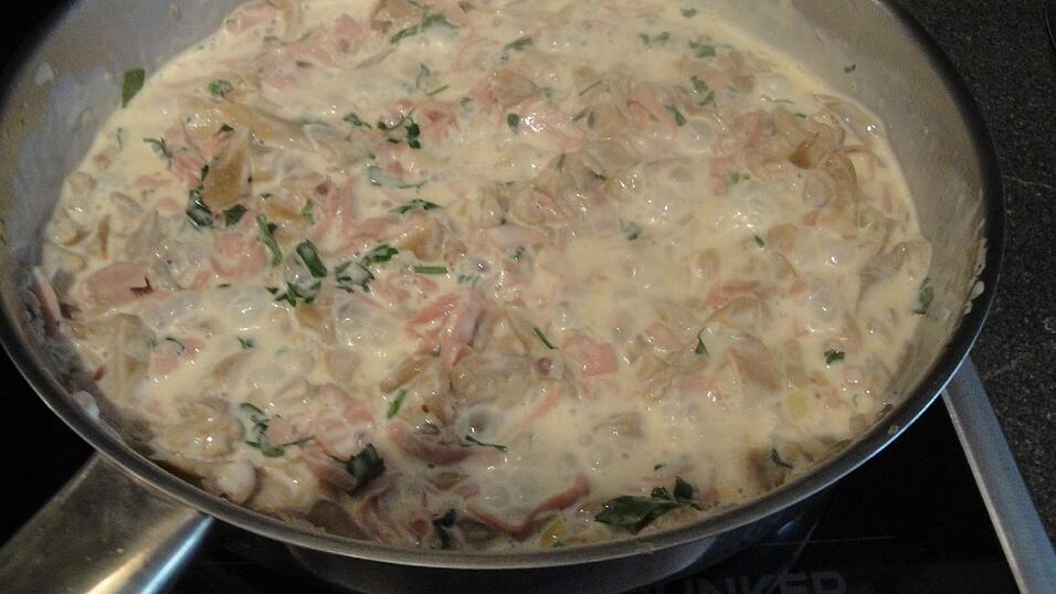 Das Pfannengericht kurz aufkochen und heiß servieren.