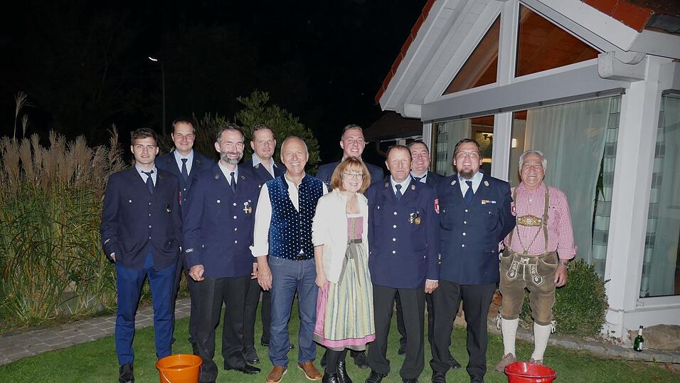 Der neue Schirmherr Josef Reff und seine Frau mit den Verantwortlichen der Feuerwehr Bergham.