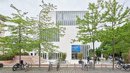 Das NS-Dokumentationszentrum hat nun eine neue Ausstellung. Unter dem Titel 'Erinnerung ist ...' wurden insgesamt 24 hölzerne Stelen mit Originalobjekten in die Dauerausstellung integriert.