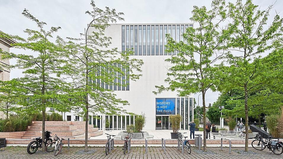 Das NS-Dokumentationszentrum hat nun eine neue Ausstellung. Unter dem Titel 'Erinnerung ist ...' wurden insgesamt 24 hölzerne Stelen mit Originalobjekten in die Dauerausstellung integriert. Das NS-Dokumentationszentrum hat nun eine neue Ausstellung. Unter dem Titel 'Erinnerung ist ...' wurden insgesamt 24 hölzerne Stelen mit Originalobjekten in die Dauerausstellung integriert.