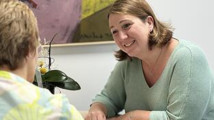 Unterstützung, um möglichst lange Zuhause wohnen bleiben zu können: Gemeindeschwester Barbara Reidl bietet nun offene Sprechstunden in Waldmünchen, Tiefenbach und Treffelstein an.