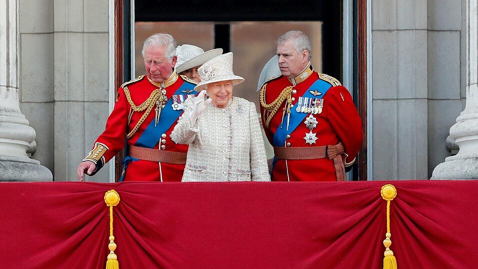 Andrew (r.) galt als Lieblingssohn der - inzwischen verstorbenen - Queen. (Archivbild) Andrew (r.) galt als Lieblingssohn der - inzwischen verstorbenen - Queen. (Archivbild)