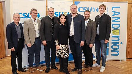 Einstimmig steht die CSU hinter Fabian Janker (Dritter von rechts). Dazu gratulieren (von links): Altbürgermeister Franz Reichold, Landratskandidat Michael Multerer, Christian Bindl als Sprecher der CSU-Ortsverbände, Manuela Blend für die Landunion, Johannes Krüger für die CSU und Sebastian Bauer für die Junge Liste. Einstimmig steht die CSU hinter Fabian Janker (Dritter von rechts). Dazu gratulieren (von links): Altbürgermeister Franz Reichold, Landratskandidat Michael Multerer, Christian Bindl als Sprecher der CSU-Ortsverbände, Manuela Blend für die Landunion, Johannes Krüger für die CSU und Sebastian Bauer für die Junge Liste.