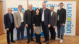 Einstimmig steht die CSU hinter Fabian Janker (Dritter von rechts). Dazu gratulieren (von links): Altbürgermeister Franz Reichold, Landratskandidat Michael Multerer, Christian Bindl als Sprecher der CSU-Ortsverbände, Manuela Blend für die Landunion, Johannes Krüger für die CSU und Sebastian Bauer für die Junge Liste.