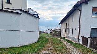Ein wenig mehr als drei Meter ist die geplante Zufahrt breit. Alle Ratsmitglieder sind sich einig, dass die Erschlie&szlig;ung schwierig wird.
