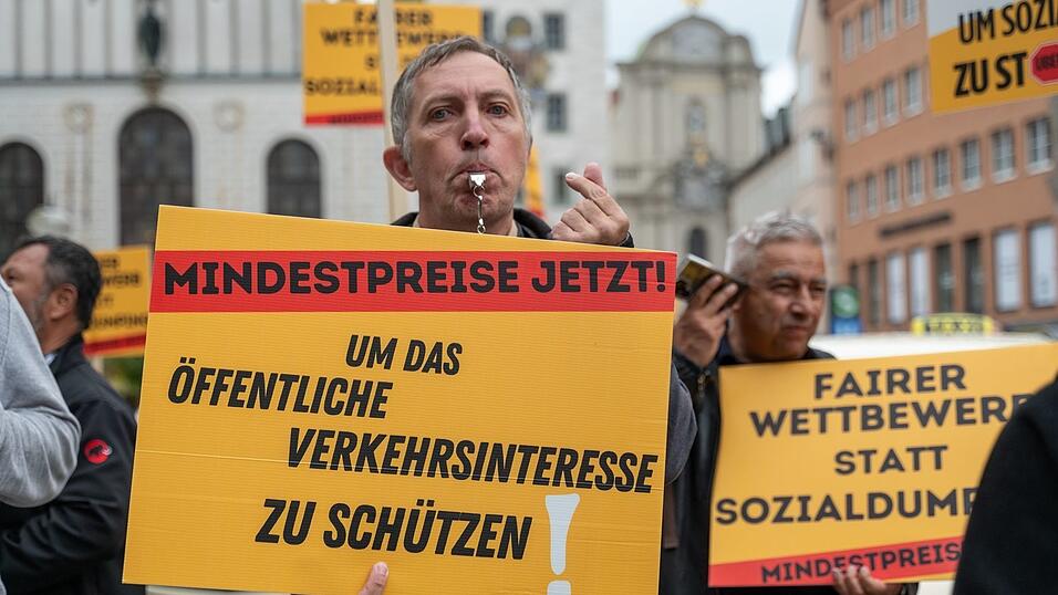 Im Kreisverwaltungsausschuss geht es um Mindestpreise f&uuml;r Fahrdienstanbieter wie Uber oder Bolt. (Archivbild)